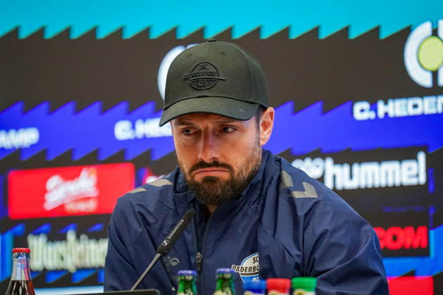 Deutschland: Fussball Bundesliga 2026 - 2027, 7. Spieltag - SC Paderborn vs Hamburger SV - Home-Deluxe-Arena (Paderborn): Ralf Kettemann (Paderborn Trainer) Pressekonferenz, Medien, Mimik, Gesichtsausdruck, Emotion Copyright: xJOERANxSTEINSIEKx