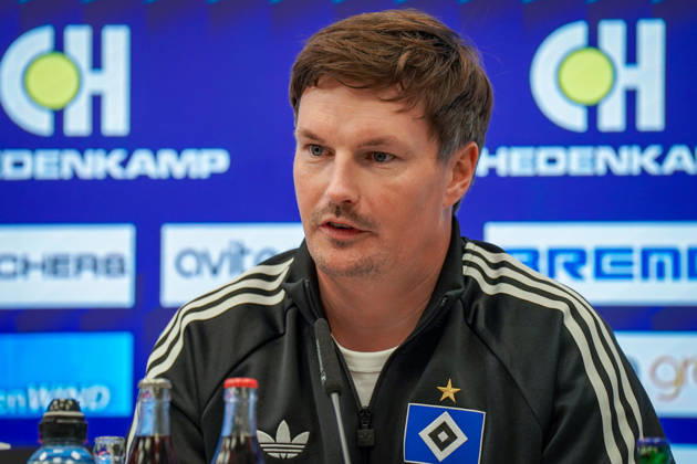 Deutschland: Fussball Bundesliga 2026 - 2027, 7. Spieltag - SC Paderborn vs Hamburger SV - Home-Deluxe-Arena (Paderborn): Merlin Polzin (Trainer, Hamburger SV) Pressekonferenz, Medien, Mimik, Gesichtsausdruck, Emotion Copyright: xJOERANxSTEINSIEKx