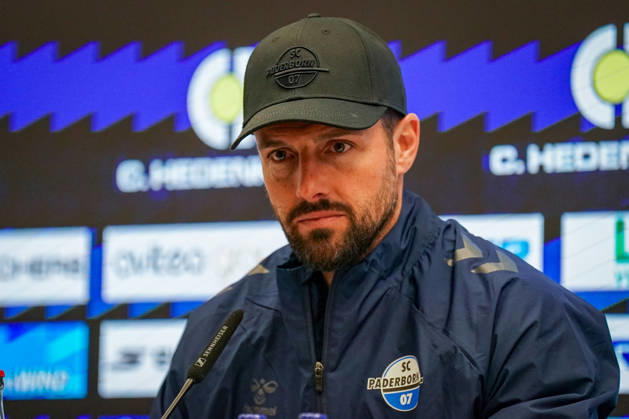 Deutschland: Fussball Bundesliga 2026 - 2027, 7. Spieltag - SC Paderborn vs Hamburger SV - Home-Deluxe-Arena (Paderborn): Ralf Kettemann (Paderborn Trainer) Pressekonferenz, Medien, Mimik, Gesichtsausdruck, Emotion Copyright: xJOERANxSTEINSIEKx