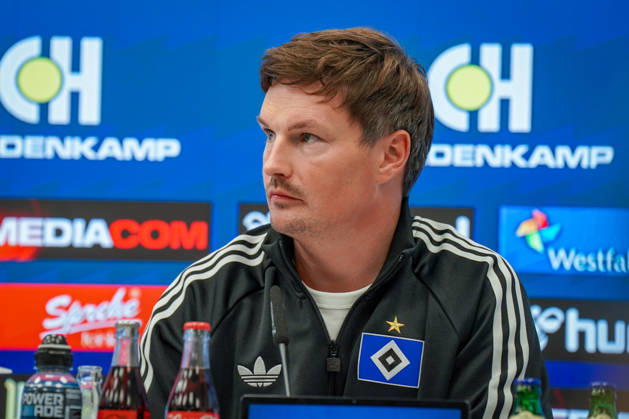 Deutschland: Fussball Bundesliga 2026 - 2027, 7. Spieltag - SC Paderborn vs Hamburger SV - Home-Deluxe-Arena (Paderborn): Merlin Polzin (Trainer, Hamburger SV) Pressekonferenz, Medien, Mimik, Gesichtsausdruck, Emotion Copyright: xJOERANxSTEINSIEKx