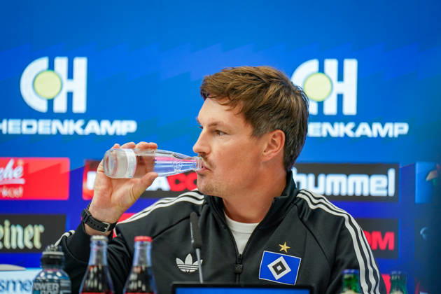 Deutschland: Fussball Bundesliga 2026 - 2027, 7. Spieltag - SC Paderborn vs Hamburger SV - Home-Deluxe-Arena (Paderborn): Merlin Polzin (Trainer, Hamburger SV) Pressekonferenz, Medien, Mimik, Gesichtsausdruck, Emotion Copyright: xJOERANxSTEINSIEKx