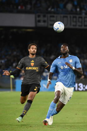 SSC Napoli v AS Roma - Serie A NAPLES, ITALY, OCTOBER 24: Napoli s Benoit Badiashile (R) eyes the ball flanked by Roma s Devyne Rensch during the Italian serie A football match between Napoli and Roma at Diego Armando Maradona stadium in Naples, Italy, on October 24, 2026. Isabella Bonotto Anadolu Naples Italy. Editorial use only. Please get in touch for any other usage.  Copyright: x2026xAnadoluxIsabellaxBonottox
