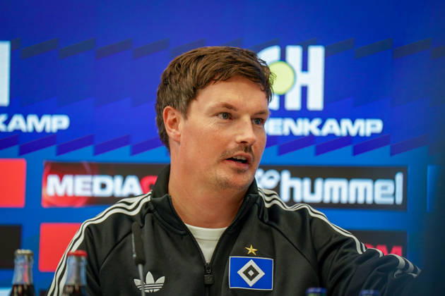 Deutschland: Fussball Bundesliga 2026 - 2027, 7. Spieltag - SC Paderborn vs Hamburger SV - Home-Deluxe-Arena (Paderborn): Merlin Polzin (Trainer, Hamburger SV) Pressekonferenz, Medien, Mimik, Gesichtsausdruck, Emotion Copyright: xJOERANxSTEINSIEKx