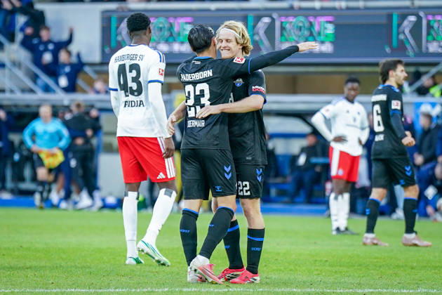 Deutschland: Fussball Bundesliga 2026 - 2027, 7. Spieltag - SC Paderborn vs Hamburger SV - Home-Deluxe-Arena (Paderborn): Mattes Hansen (Paderborn 22) und Raphael Obermair (Paderborn 23) Freude, Emotionen, Jubel, Shafiq Nandja (Hamburger SV, 43) im Hintergrund Copyright: xJOERANxSTEINSIEKx