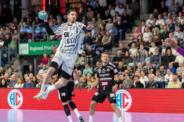 Hendrik Pekeler (THW Kiel, 61) beium Wurf. GER, HC Erlangen vs. THW Kiel, Handball, Opel Handball-Bundesliga, 10. Spieltag, Spielzeit 2026 2027, 24.10.2026 GER, HC Erlangen vs. THW Kiel, Handball, Opel Handball-Bundesliga, 10. Spieltag, Spielzeit 2026 2027, 24.10.2026 Nuernberg Copyright: xEibner-Pressefoto ArdanxFuessmanx EP_AFN