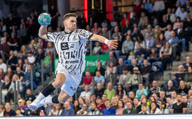 Vincent Buechner (THW Kiel, 74) beim Wurf. GER, HC Erlangen vs. THW Kiel, Handball, Opel Handball-Bundesliga, 10. Spieltag, Spielzeit 2026 2027, 24.10.2026 GER, HC Erlangen vs. THW Kiel, Handball, Opel Handball-Bundesliga, 10. Spieltag, Spielzeit 2026 2027, 24.10.2026 Nuernberg Copyright: xEibner-Pressefoto ArdanxFuessmanx EP_AFN