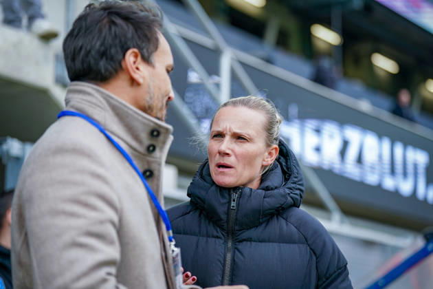 Deutschland: Fussball Bundesliga 2026 - 2027, 7. Spieltag - SC Paderborn vs Hamburger SV - Home-Deluxe-Arena (Paderborn): Kathleen Krüger, Sportvorständin des Hamburger SV (HSV), erste hauptamtliche Sportvorständin der Bundesliga-Geschichte, ehemalige Teammanagerin des FC Bayern München. Porträt, Nahaufnahme am Spielfeldrand der Home-Deluxe-Arena in Paderborn, schwarze Winterjacke, Mimik, Gesichtsausdruck, Emotion, Fussball, Bundesliga, SC Paderborn 07, Hamburger SV, Sportmanagement, Sportvorstand, Vereinsführung, Funktionärin, Frauen im Fussball, Management, Sportstätte Copyright: xJOERANxSTEINSIEKx