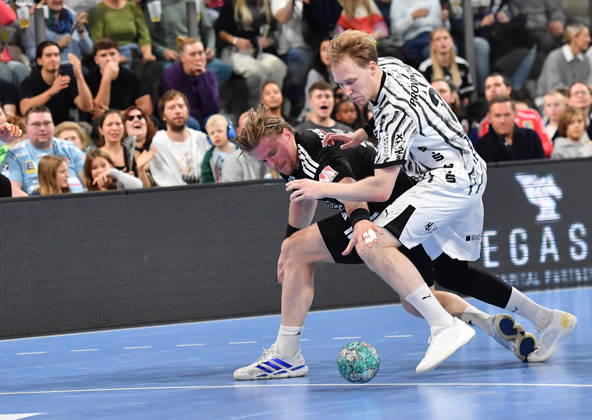 24.10.20262 - Handball - 1. Bundesliga DAIKIN HBL - Saison 2026 2027 - 10. Spieltag: HC Erlangen Metropolregion Nürnberg HCE - THW Kiel - OGo - xogox - Maciej Gebala (77, HC Erlangen HCE ) Eric Johansson (21, THW Kiel)