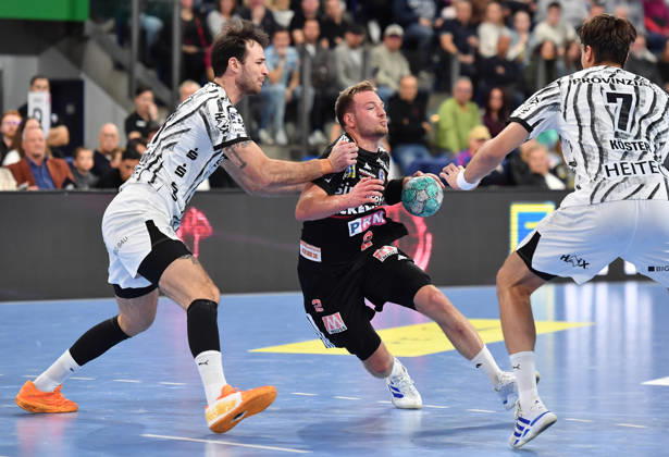 24.10.20262 - Handball - 1. Bundesliga DAIKIN HBL - Saison 2026 2027 - 10. Spieltag: HC Erlangen Metropolregion Nürnberg HCE - THW Kiel - OGo - xogox - Veron Na??inovi?? (93, THW Kiel) Frieder Bandlow (2, HC Erlangen HCE )