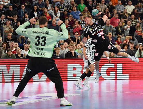 24.10.20262 - Handball - 1. Bundesliga DAIKIN HBL - Saison 2026 2027 - 10. Spieltag: HC Erlangen Metropolregion Nürnberg HCE - THW Kiel - OGo - xogox - Andreas Wolff (33, THW Kiel) Frieder Bandlow (2, HC Erlangen HCE )