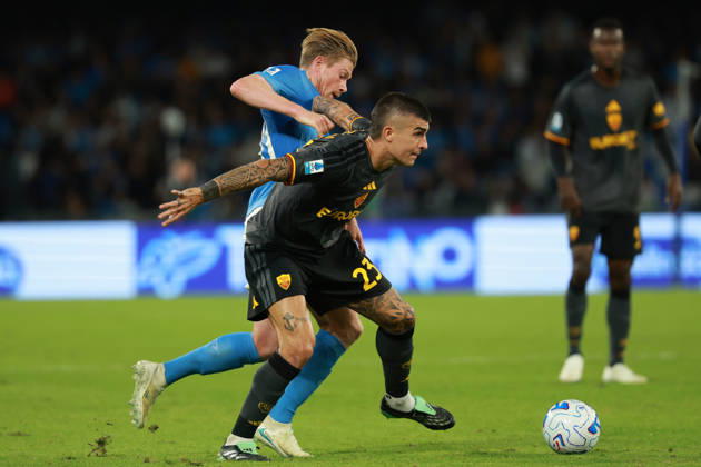 Roma’s Gianluca Mancini fights for the ball with Napoli’s Kevin De Bruyne during the Serie A soccer match between Napoli and Roma at the Diego Armando Maradona Stadium in Naples, southern italy - Saturday , October 24, 2026. - Soccer .  Copyright: xAlessandroxGarofalo LaPressex