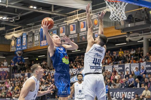 EasyCredit Basketball Bundesliga - 2026 2027 - Syntainics MBC vs. Rostock Seawolves Weissenfels, Deutschland 24.Oktober 2026: Im Bild:v.li.Artur Konontsuk (Rostock) und Jure Planinic (Weissenfels) Weissenfels Stadthalle Weissenfels Sachsen-Anhalt Deutschland