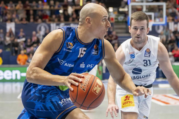 EasyCredit Basketball Bundesliga - 2026 2027 - Syntainics MBC vs. Rostock Seawolves Weissenfels, Deutschland 24.Oktober 2026: Im Bild:v.li.Robin Amaize (Rostock) und Spencer Reaves (Weissenfels) Weissenfels Stadthalle Weissenfels Sachsen-Anhalt Deutschland
