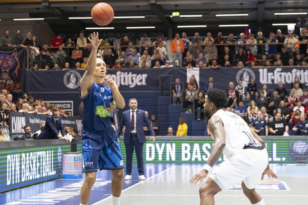 EasyCredit Basketball Bundesliga - 2026 2027 - Syntainics MBC vs. Rostock Seawolves Weissenfels, Deutschland 24.Oktober 2026: Im Bild:v.li.Robin Amaize (Rostock) und Anthony Gaines (Weissenfels) Weissenfels Stadthalle Weissenfels Sachsen-Anhalt Deutschland