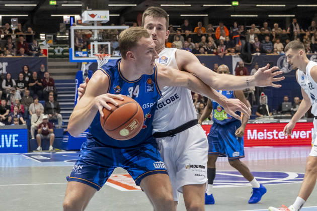 EasyCredit Basketball Bundesliga - 2026 2027 - Syntainics MBC vs. Rostock Seawolves Weissenfels, Deutschland 24.Oktober 2026: Im Bild:v. li. im Zweikampf Artur Konontsuk (Rostock) und Spencer Reaves (Weissenfels) Weissenfels Stadthalle Weissenfels Sachsen-Anhalt Deutschland