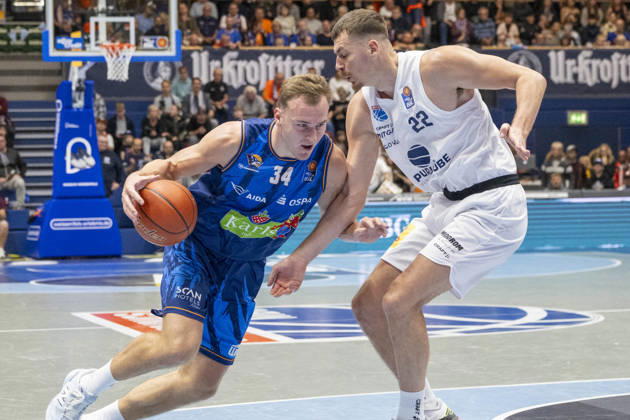EasyCredit Basketball Bundesliga - 2026 2027 - Syntainics MBC vs. Rostock Seawolves Weissenfels, Deutschland 24.Oktober 2026: Im Bild:v. li. im Zweikampf Artur Konontsuk (Rostock) und Borisa Simanic (Weissenfels) Weissenfels Stadthalle Weissenfels Sachsen-Anhalt Deutschland
