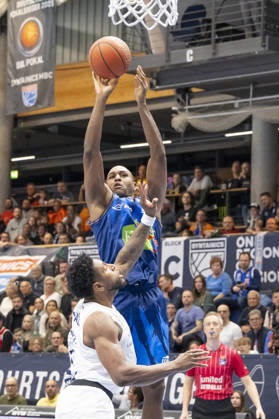 EasyCredit Basketball Bundesliga - 2026 2027 - Syntainics MBC vs. Rostock Seawolves Weissenfels, Deutschland 24.Oktober 2026: Im Bild:v.li.Anthony Gaines (Weissenfels) und Robin Amaize (Rostock) Weissenfels Stadthalle Weissenfels Sachsen-Anhalt Deutschland