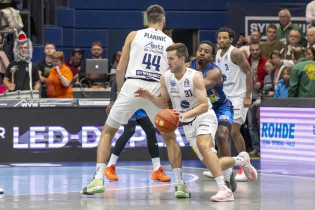 EasyCredit Basketball Bundesliga - 2026 2027 - Syntainics MBC vs. Rostock Seawolves Weissenfels, Deutschland 24.Oktober 2026: Im Bild:v.li.Jure Planinic (Weissenfels) und Spencer Reaves (Weissenfels) Weissenfels Stadthalle Weissenfels Sachsen-Anhalt Deutschland