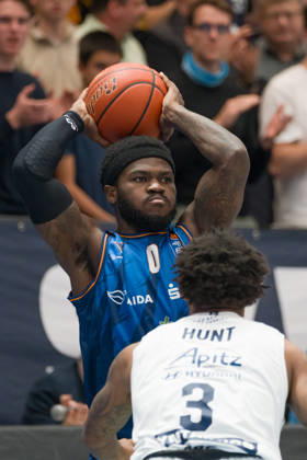TJ Crockett Jr. (Rostock, 0), DeLonnie Hunt (MBC, 3), Syntainics MBC vs. Rostock Seawolves, BBL, Basketball Männer 1. Bundesliga, 6. Spieltag Saison 2026 27, 24.10.2026. Weißenfels Stadthalle Sachsen-Anhalt Deutschland