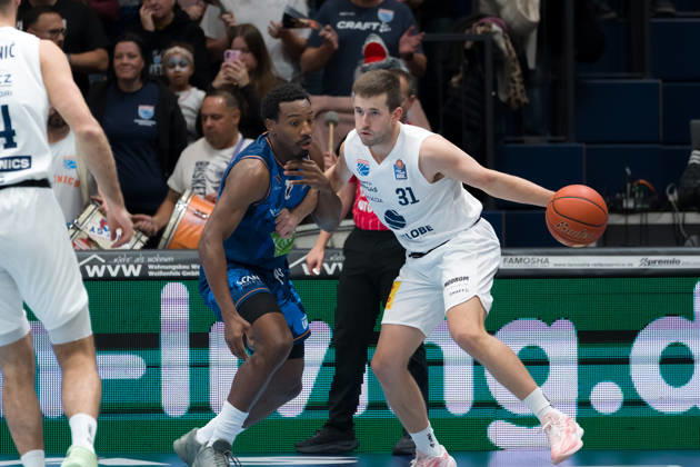 Johnathan Stove (Rostock, 22), Spencer Reaves (MBC, 31), Syntainics MBC vs. Rostock Seawolves, BBL, Basketball Männer 1. Bundesliga, 6. Spieltag Saison 2026 27, 24.10.2026. Weißenfels Stadthalle Sachsen-Anhalt Deutschland