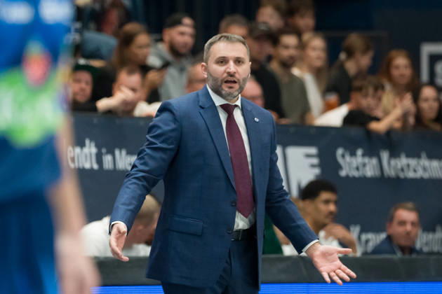 Vladimir Jovanovic (MBC, Head Coach), Syntainics MBC vs. Rostock Seawolves, BBL, Basketball Männer 1. Bundesliga, 6. Spieltag Saison 2026 27, 24.10.2026. Weißenfels Stadthalle Sachsen-Anhalt Deutschland