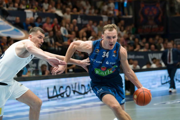 Borisa Simanic (MBC, 22), Artur Konontsuk (Rostock, 34), Syntainics MBC vs. Rostock Seawolves, BBL, Basketball Männer 1. Bundesliga, 6. Spieltag Saison 2026 27, 24.10.2026. Weißenfels Stadthalle Sachsen-Anhalt Deutschland