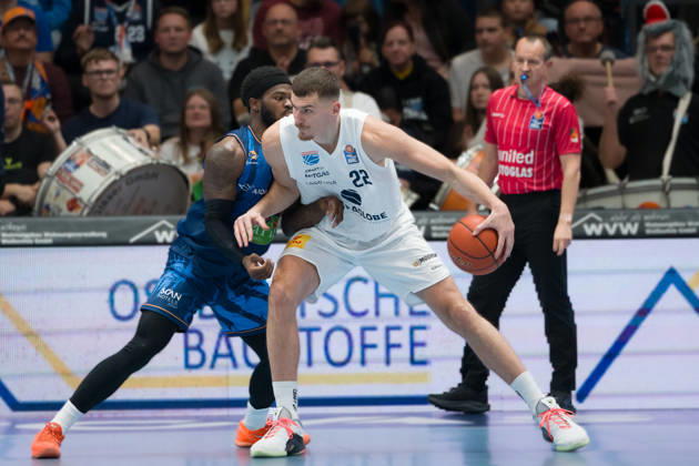 TJ Crockett Jr. (Rostock, 0), Borisa Simanic (MBC, 22), Syntainics MBC vs. Rostock Seawolves, BBL, Basketball Männer 1. Bundesliga, 6. Spieltag Saison 2026 27, 24.10.2026. Weißenfels Stadthalle Sachsen-Anhalt Deutschland