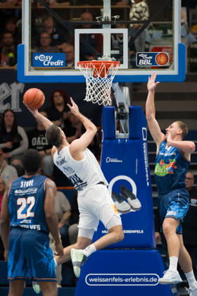 Johnathan Stove (Rostock, 22), Jure Planinic (MBC, 44), Artur Konontsuk (Rostock, 34), Syntainics MBC vs. Rostock Seawolves, BBL, Basketball Männer 1. Bundesliga, 6. Spieltag Saison 2026 27, 24.10.2026. Weißenfels Stadthalle Sachsen-Anhalt Deutschland