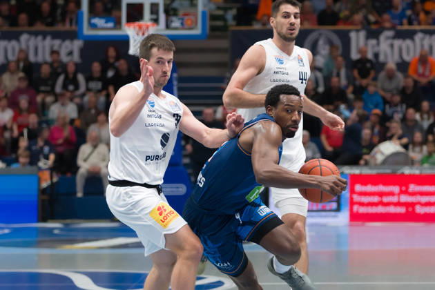 Spencer Reaves (MBC, 31), Johnathan Stove (Rostock, 22), Jure Planinic (MBC, 44), Syntainics MBC vs. Rostock Seawolves, BBL, Basketball Männer 1. Bundesliga, 6. Spieltag Saison 2026 27, 24.10.2026. Weißenfels Stadthalle Sachsen-Anhalt Deutschland