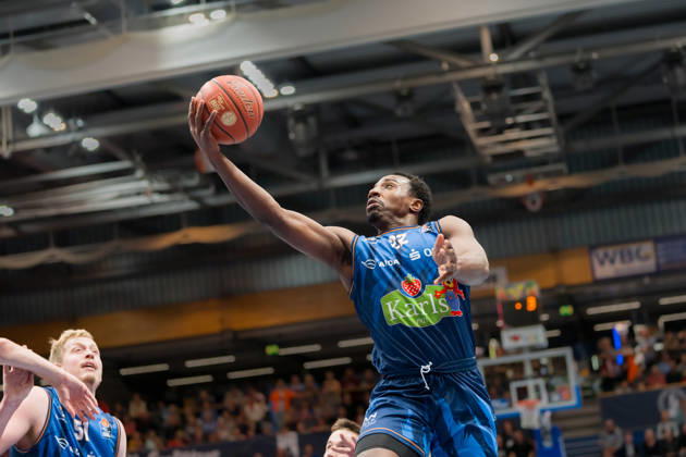 Johnathan Stove (Rostock, 22), Syntainics MBC vs. Rostock Seawolves, BBL, Basketball Männer 1. Bundesliga, 6. Spieltag Saison 2026 27, 24.10.2026. Weißenfels Stadthalle Sachsen-Anhalt Deutschland