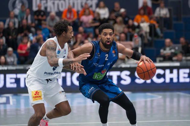 DeLonnie Hunt (MBC, 3), Zach Copeland (Rostock, 2), Syntainics MBC vs. Rostock Seawolves, BBL, Basketball Männer 1. Bundesliga, 6. Spieltag Saison 2026 27, 24.10.2026. Weißenfels Stadthalle Sachsen-Anhalt Deutschland