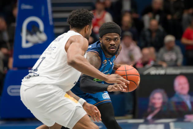 Anthony Gaines (MBC, 11), TJ Crockett Jr. (Rostock, 0), Syntainics MBC vs. Rostock Seawolves, BBL, Basketball Männer 1. Bundesliga, 6. Spieltag Saison 2026 27, 24.10.2026. Weißenfels Stadthalle Sachsen-Anhalt Deutschland