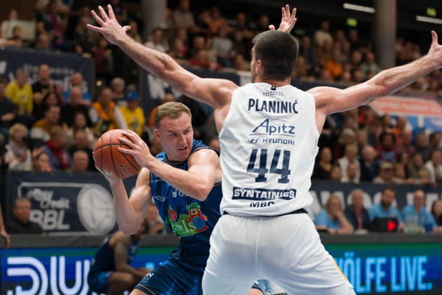 Artur Konontsuk (Rostock, 34), Jure Planinic (MBC, 44), Syntainics MBC vs. Rostock Seawolves, BBL, Basketball Männer 1. Bundesliga, 6. Spieltag Saison 2026 27, 24.10.2026. Weißenfels Stadthalle Sachsen-Anhalt Deutschland