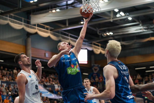 Jure Planinic (MBC, 44), Artur Konontsuk (Rostock, 34), Philipp Hartwich (Rostock, 7), Syntainics MBC vs. Rostock Seawolves, BBL, Basketball Männer 1. Bundesliga, 6. Spieltag Saison 2026 27, 24.10.2026. Weißenfels Stadthalle Sachsen-Anhalt Deutschland