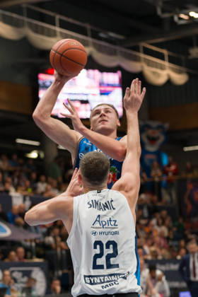 Artur Konontsuk (Rostock, 34), Borisa Simanic (MBC, 22), Syntainics MBC vs. Rostock Seawolves, BBL, Basketball Männer 1. Bundesliga, 6. Spieltag Saison 2026 27, 24.10.2026. Weißenfels Stadthalle Sachsen-Anhalt Deutschland