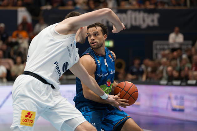 Borisa Simanic (MBC, 22), Elias Baggette (Rostock, 4), Syntainics MBC vs. Rostock Seawolves, BBL, Basketball Männer 1. Bundesliga, 6. Spieltag Saison 2026 27, 24.10.2026. Weißenfels Stadthalle Sachsen-Anhalt Deutschland