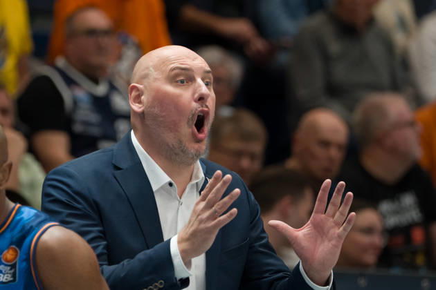 Przemyslaw Frasunkiewicz (Rostock, Head-Coach), Syntainics MBC vs. Rostock Seawolves, BBL, Basketball Männer 1. Bundesliga, 6. Spieltag Saison 2026 27, 24.10.2026. Weißenfels Stadthalle Sachsen-Anhalt Deutschland