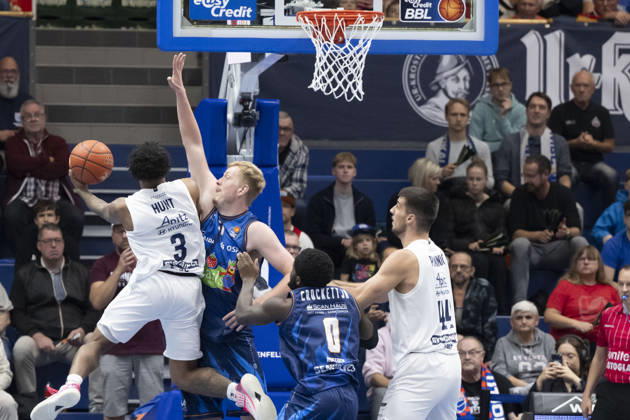 EasyCredit Basketball Bundesliga - 2026 2027 - Syntainics MBC vs. Rostock Seawolves Weissenfels, Deutschland 24.Oktober 2026: Im Bild:v. li. im Zweikampf DeLonnie Hunt (Weissenfels), Bent Leuchten (Rostock) und Jure Planinic (Weissenfels) Weissenfels Stadthalle Weissenfels Sachsen-Anhalt Deutschland