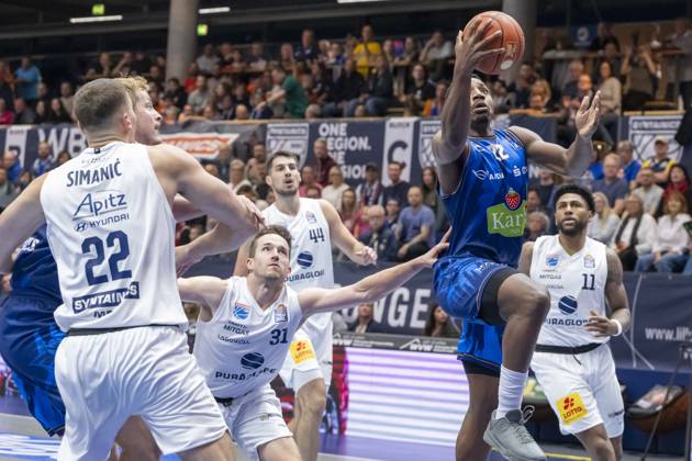 EasyCredit Basketball Bundesliga - 2026 2027 - Syntainics MBC vs. Rostock Seawolves Weissenfels, Deutschland 24.Oktober 2026: Im Bild:v.li.Borisa Simanic (Weissenfels), Spencer Reaves (Weissenfels), Jonathan Stove (Rostock) und Anthony Gaines (Weissenfels) Weissenfels Stadthalle Weissenfels Sachsen-Anhalt Deutschland