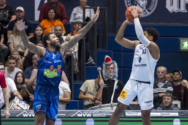 EasyCredit Basketball Bundesliga - 2026 2027 - Syntainics MBC vs. Rostock Seawolves Weissenfels, Deutschland 24.Oktober 2026: Im Bild:v.li.Todd Withers (Rostock) und Kostja Mushidi (Weissenfels) Weissenfels Stadthalle Weissenfels Sachsen-Anhalt Deutschland