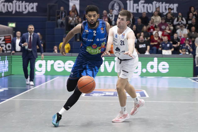 EasyCredit Basketball Bundesliga - 2026 2027 - Syntainics MBC vs. Rostock Seawolves Weissenfels, Deutschland 24.Oktober 2026: Im Bild:v. li. im Zweikampf Zach Copeland (Rostock) und Spencer Reaves (Weissenfels) Weissenfels Stadthalle Weissenfels Sachsen-Anhalt Deutschland