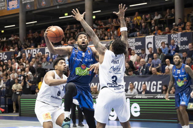 EasyCredit Basketball Bundesliga - 2026 2027 - Syntainics MBC vs. Rostock Seawolves Weissenfels, Deutschland 24.Oktober 2026: Im Bild:v. li. im Zweikampf Kostja Mushidi (Weissenfels), Zach Copeland (Rostock) und DeLonnie Hunt (Weissenfels) Weissenfels Stadthalle Weissenfels Sachsen-Anhalt Deutschland