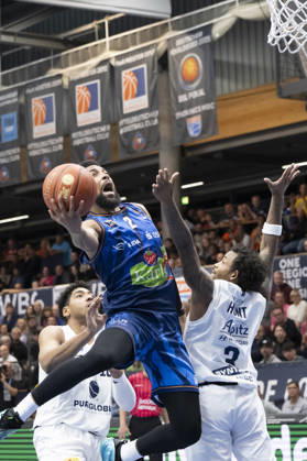 EasyCredit Basketball Bundesliga - 2026 2027 - Syntainics MBC vs. Rostock Seawolves Weissenfels, Deutschland 24.Oktober 2026: Im Bild:v.li.Kostja Mushidi (Weissenfels), Zach Copeland (Rostock) und DeLonnie Hunt (Weissenfels) Weissenfels Stadthalle Weissenfels Sachsen-Anhalt Deutschland
