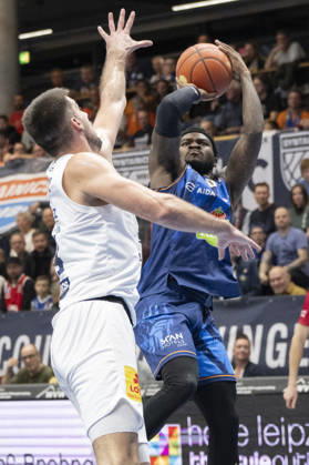 EasyCredit Basketball Bundesliga - 2026 2027 - Syntainics MBC vs. Rostock Seawolves Weissenfels, Deutschland 24.Oktober 2026: Im Bild:v.li.Jure Planinic (Weissenfels) und Zach Copeland (Rostock) Weissenfels Stadthalle Weissenfels Sachsen-Anhalt Deutschland