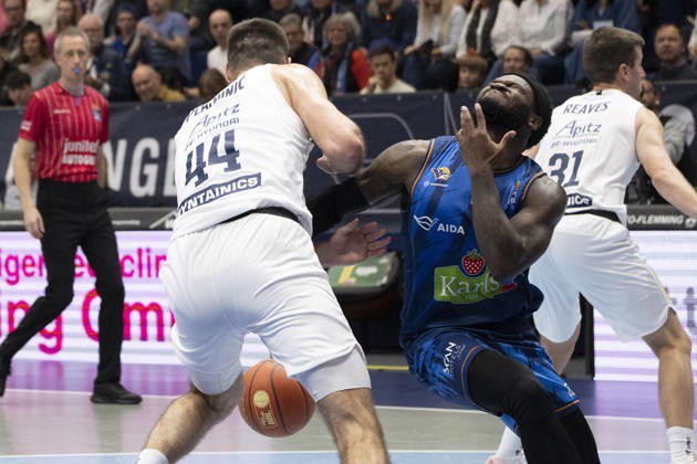 EasyCredit Basketball Bundesliga - 2026 2027 - Syntainics MBC vs. Rostock Seawolves Weissenfels, Deutschland 24.Oktober 2026: Im Bild:v. li. im Zweikampf Jure Planinic (Weissenfels) und Zach Copeland (Rostock) Weissenfels Stadthalle Weissenfels Sachsen-Anhalt Deutschland