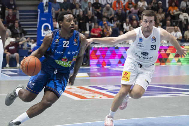 EasyCredit Basketball Bundesliga - 2026 2027 - Syntainics MBC vs. Rostock Seawolves Weissenfels, Deutschland 24.Oktober 2026: Im Bild:v.li.Jonathan Stove (Rostock) und Spencer Reaves (Weissenfels) Weissenfels Stadthalle Weissenfels Sachsen-Anhalt Deutschland