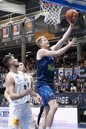EasyCredit Basketball Bundesliga - 2026 2027 - Syntainics MBC vs. Rostock Seawolves Weissenfels, Deutschland 24.Oktober 2026: Im Bild:v.li.Jure Planinic (Weissenfels), Borisa Simanic (Weissenfels) und Bent Leuchten (Rostock) Weissenfels Stadthalle Weissenfels Sachsen-Anhalt Deutschland