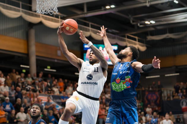 Anthony Gaines (MBC, 11), Zach Copeland (Rostock, 2), Syntainics MBC vs. Rostock Seawolves, BBL, Basketball Männer 1. Bundesliga, 6. Spieltag Saison 2026 27, 24.10.2026. Weißenfels Stadthalle Sachsen-Anhalt Deutschland