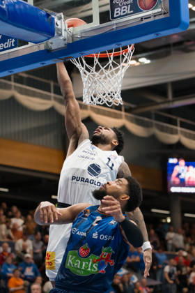 Anthony Gaines (MBC, 11), Zach Copeland (Rostock, 2), Syntainics MBC vs. Rostock Seawolves, BBL, Basketball Männer 1. Bundesliga, 6. Spieltag Saison 2026 27, 24.10.2026. Weißenfels Stadthalle Sachsen-Anhalt Deutschland