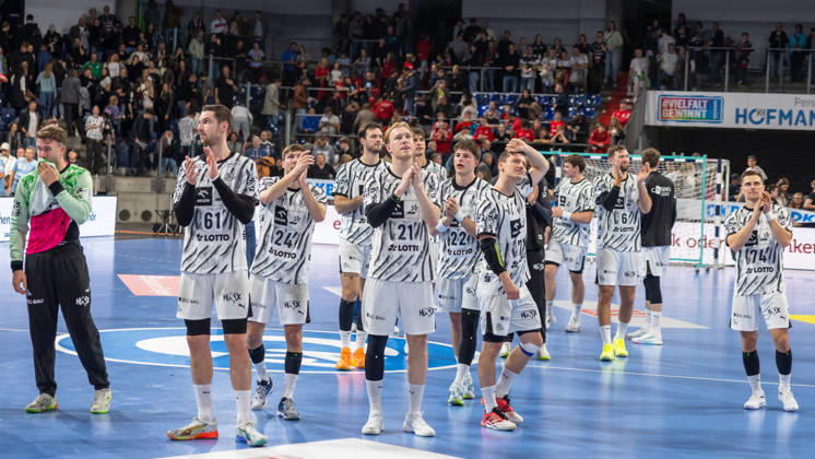 Kieler Mannschaft bedankt sich bei den mitgereisten Fans. Eric Johansson (THW Kiel, 21) Hendrik Pekeler (THW Kiel, 61) Rasmus Ankermann (THW Kiel, 22)Vincent Buechner (THW Kiel, 74) GER, HC Erlangen vs. THW Kiel, Handball, Opel Handball-Bundesliga, 10. Spieltag, Spielzeit 2026 2027, 24.10.2026 GER, HC Erlangen vs. THW Kiel, Handball, Opel Handball-Bundesliga, 10. Spieltag, Spielzeit 2026 2027, 24.10.2026 Nuernberg Copyright: xEibner-Pressefoto ArdanxFuessmanx EP_AFN